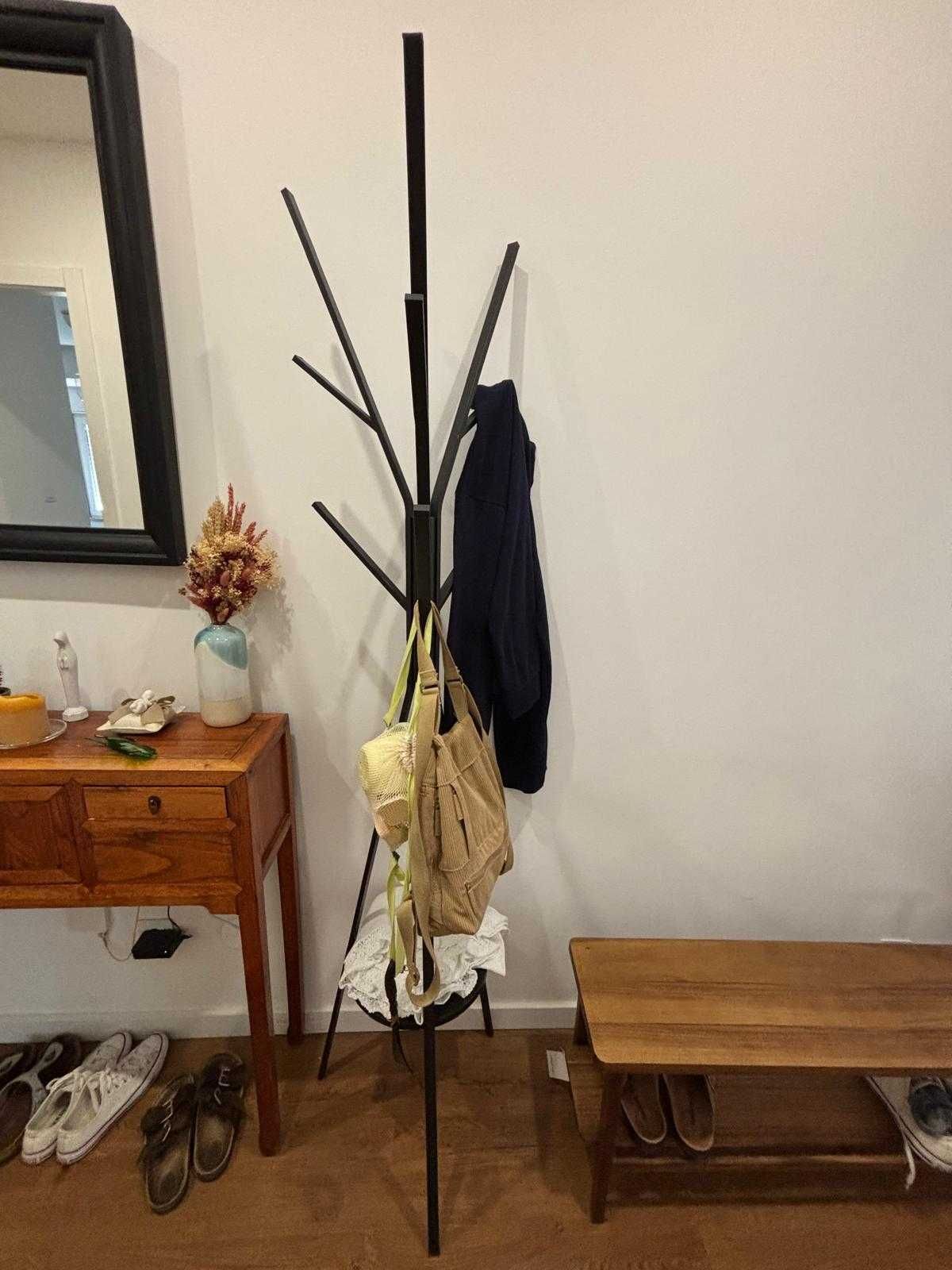 Cabide de pé preto com 8 ganchos