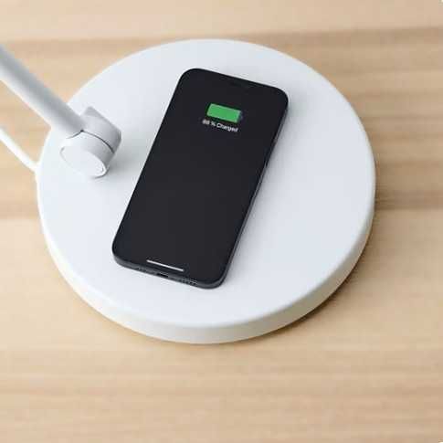 lampa biurkowa z ładowaniem indukcyjnym IKEA z portem USB-C