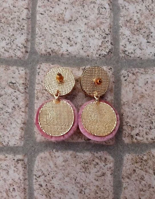 Brincos pérola branca e rosa veludo