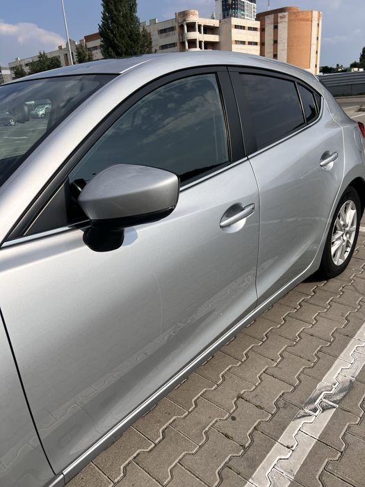 Автомобіль машина хетчбек седан