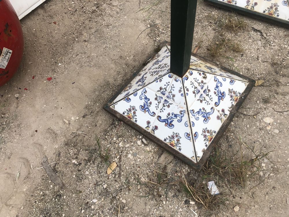 Mesa antiga com pés azulejo