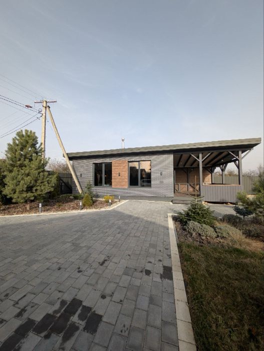 Продам будинок із земельною ділянкою в передмісті