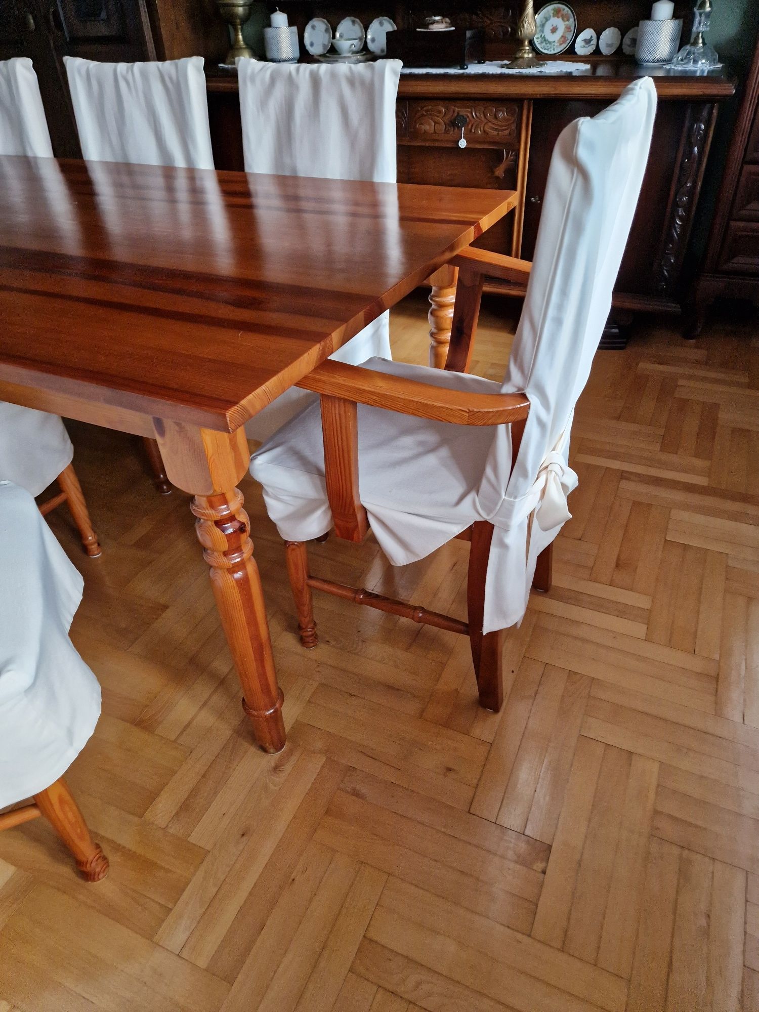 Drewniany stół z krzesłami