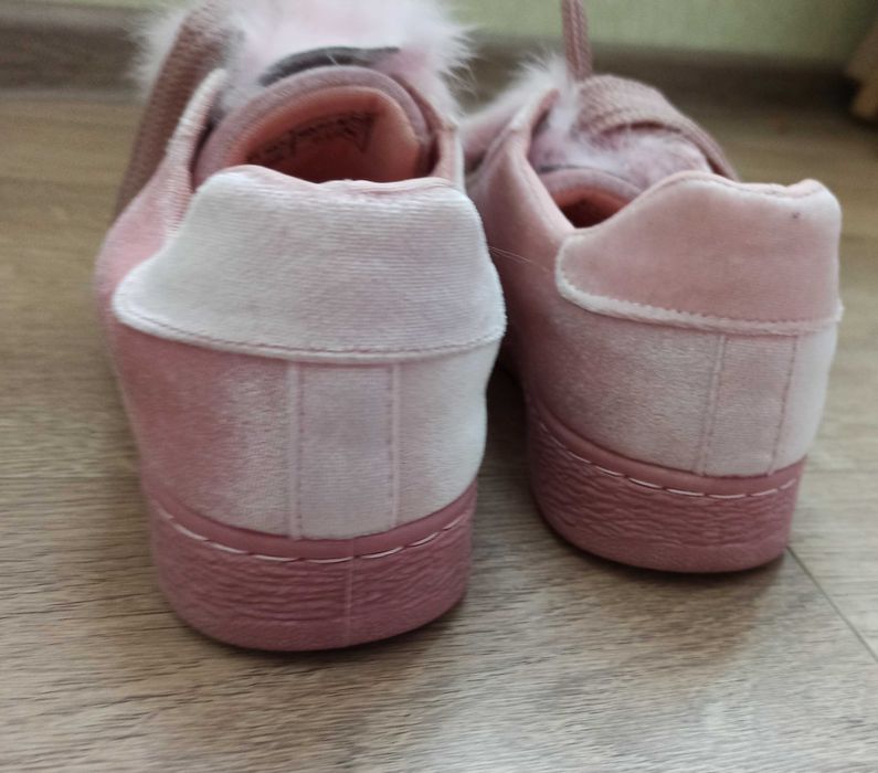 Кроссовки украшены мехом на девочку