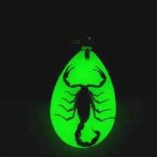 Brelok breloczek przywieszka skorpion czarny w żywicy fluorescencyjny.