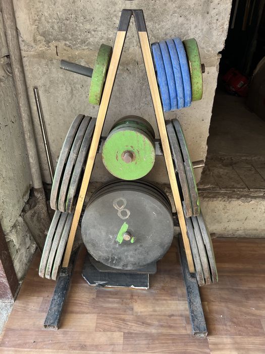 Тренажер, штанга, мішок для боксу