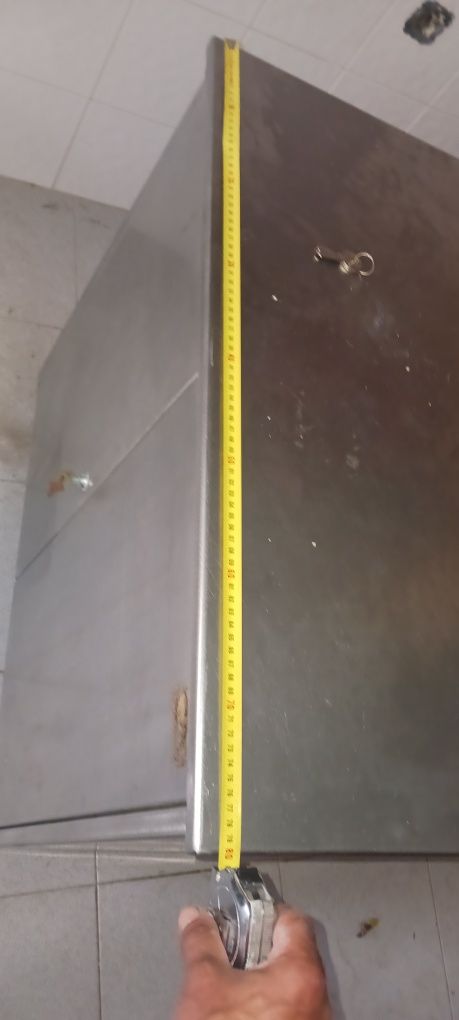 Movel em inox com chave em bom estado