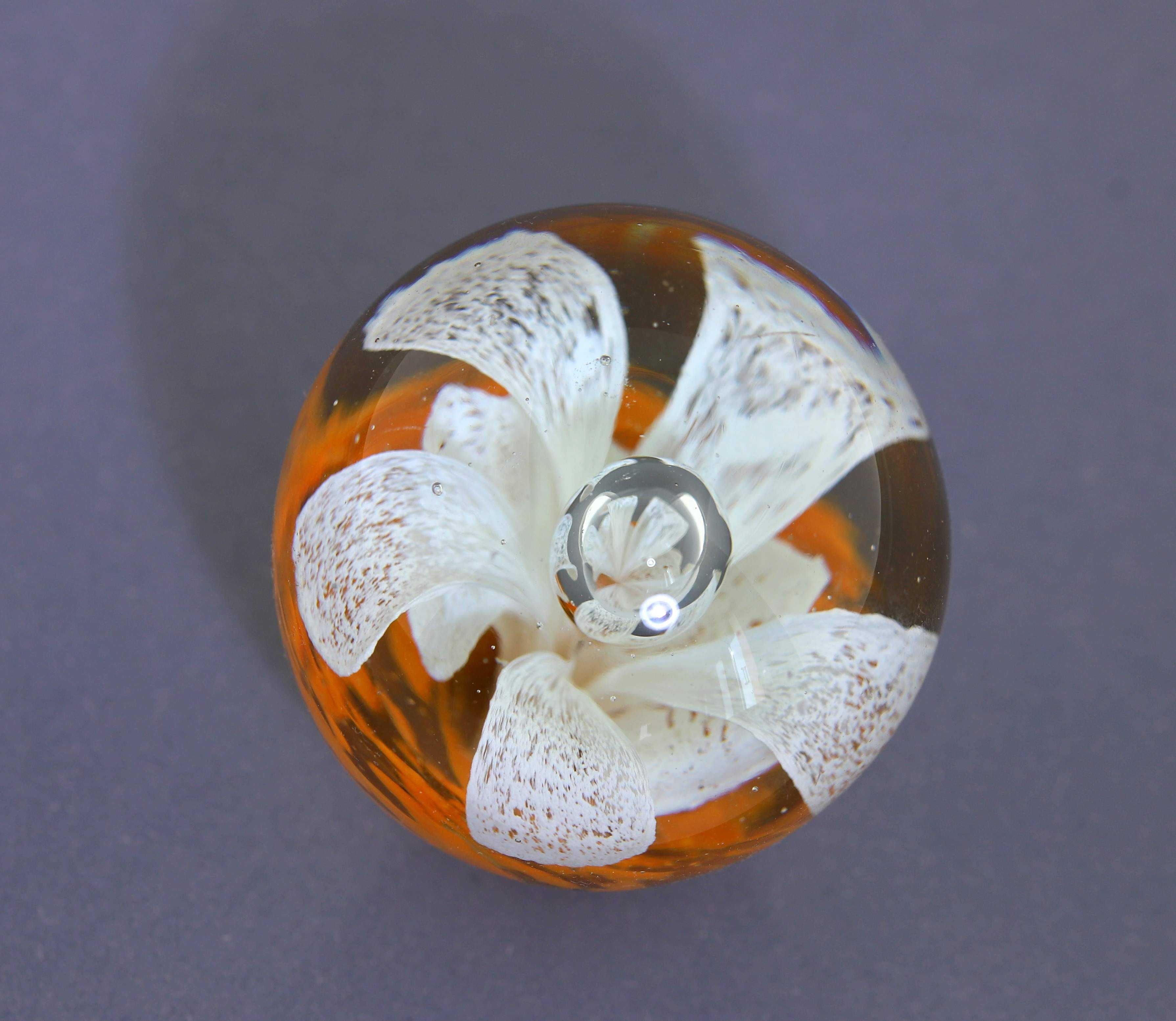 Szklany przycisk do papieru kula z białymi pomarańczowymi płatkami