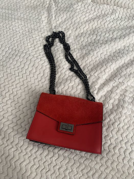 Червона шкіряна сумка