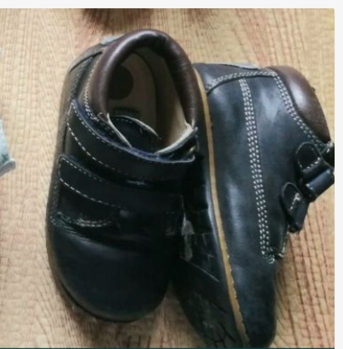 Botas Chicco tamanho 23, em pele, cor azul marinho. Criança.