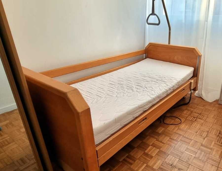 Łóżko rehabilitacyjne elektryczne domowe z materacem.