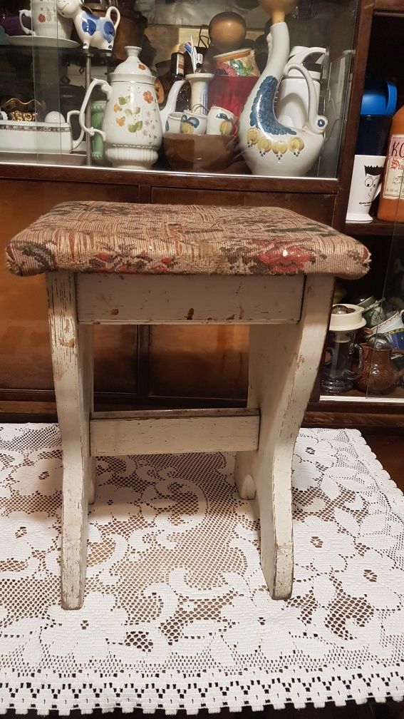 Stary drewniany przedwojenny stołek