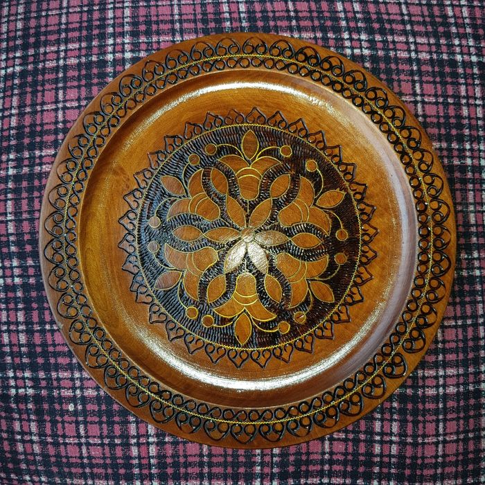 Drewniany zdobiony pięknie talerz