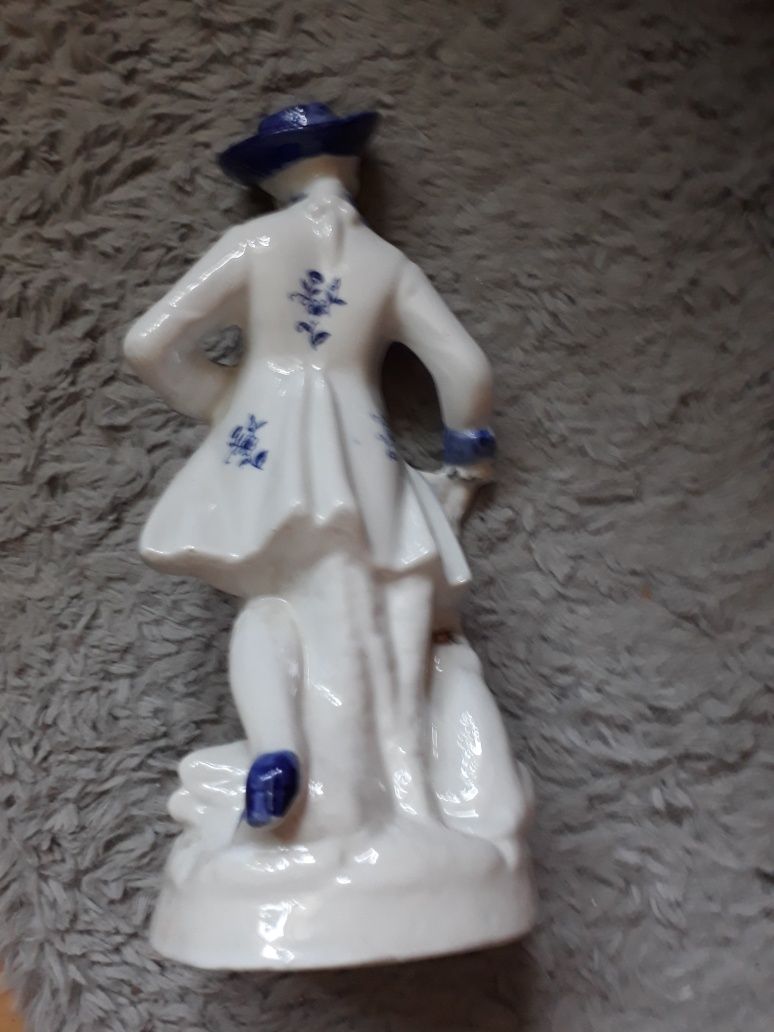 Porcelanowa figurka młodzieniec z psem