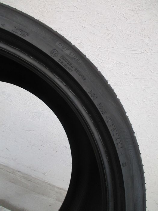 1x 325/30R21 Yokohama Advan Sport V-105  6,2mm 21r.
