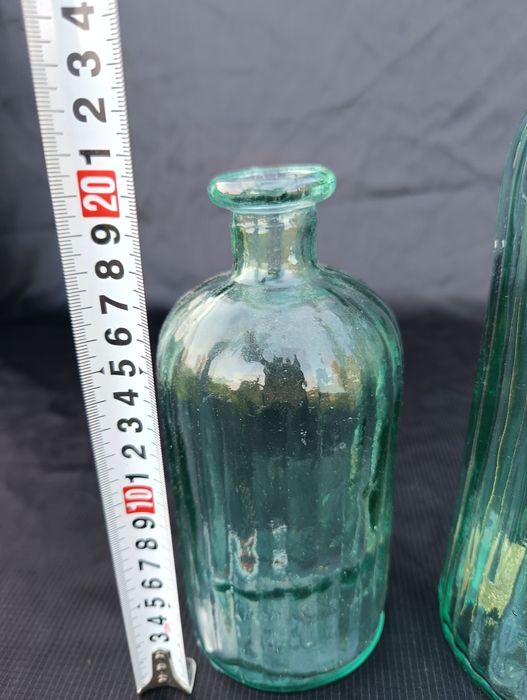 Trzy zielone butelki