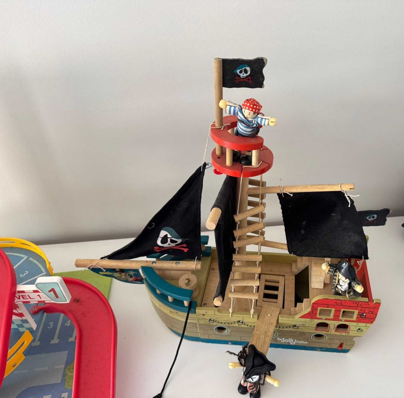 Conjunto Brinquedos – Garagem + Barco Pirata – 20€