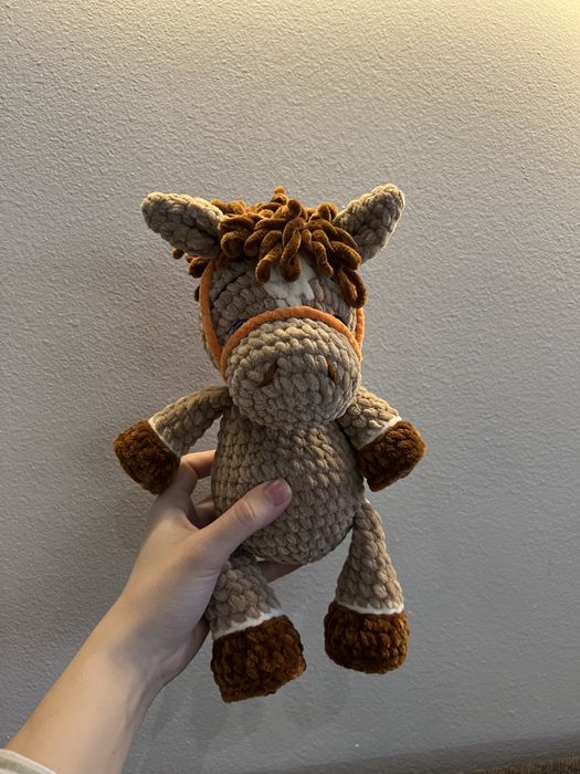 Мʼяка іграшка кінь 30см конячка символ нового року вʼязана амігурумі