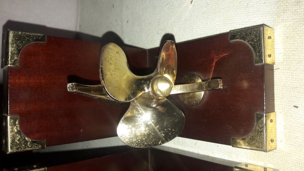 Suporte para livros hélice em latao