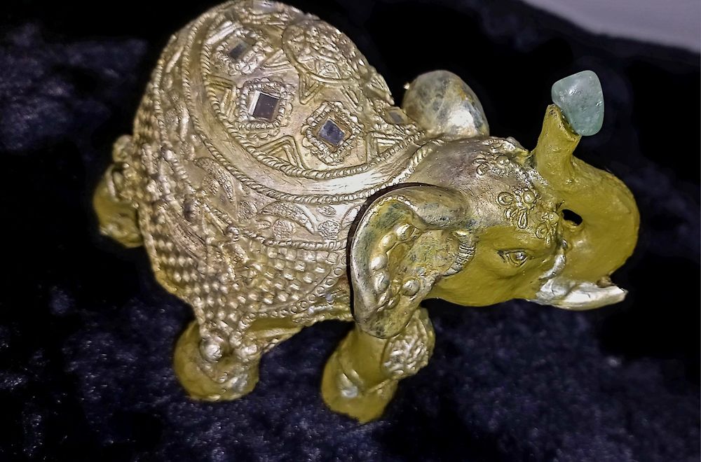 Elefante com pedra natural