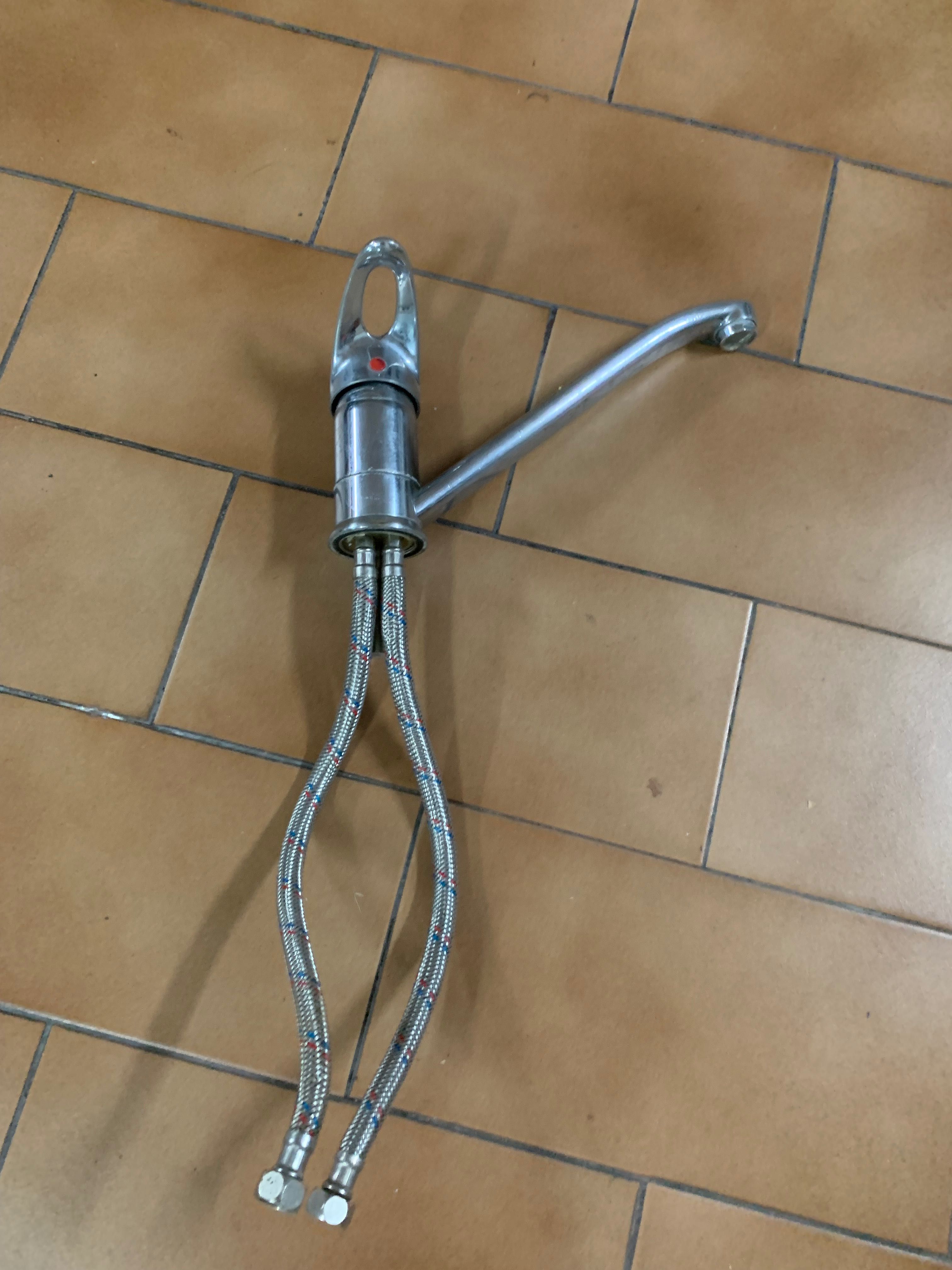 Lavatório branco com torneira