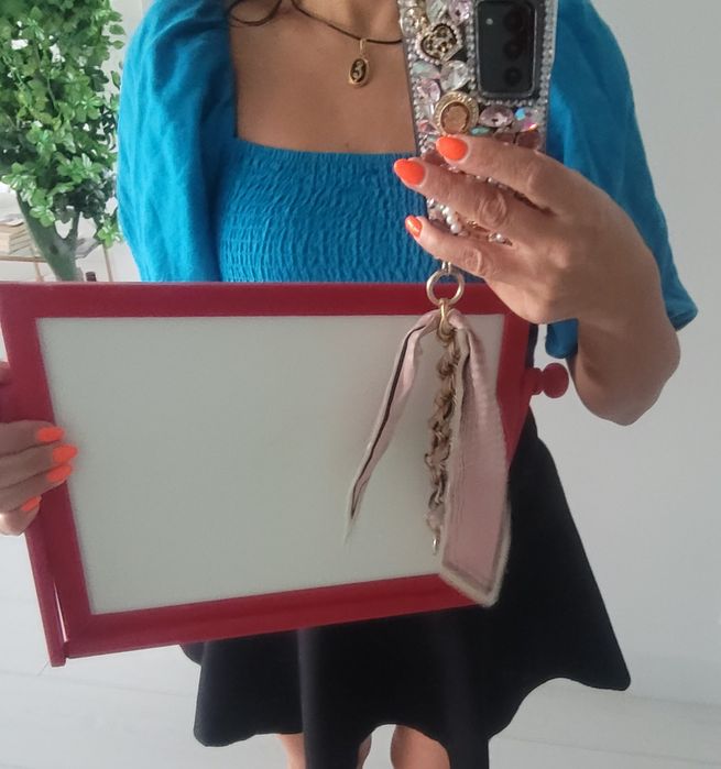 Tablica z półka mała do nauki. Notatek szkolna