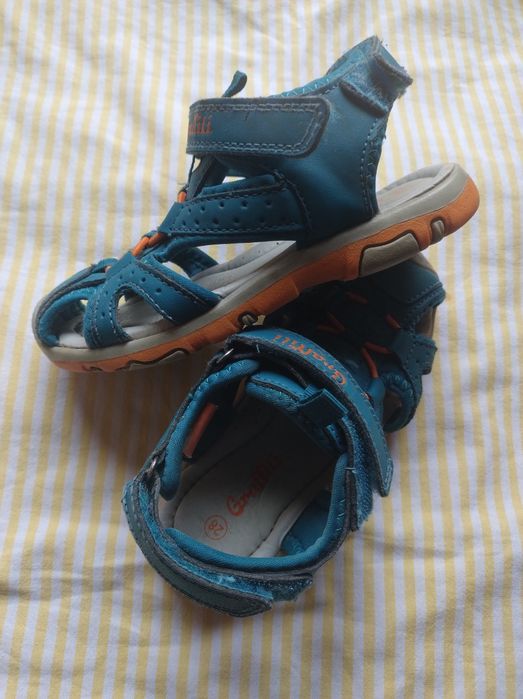 Sandały z zakrytymi czubkami Graffiti Roz 28