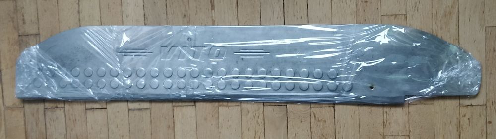 Накладка хромована на внутрішній середній поріг правий в Mercedes Vito