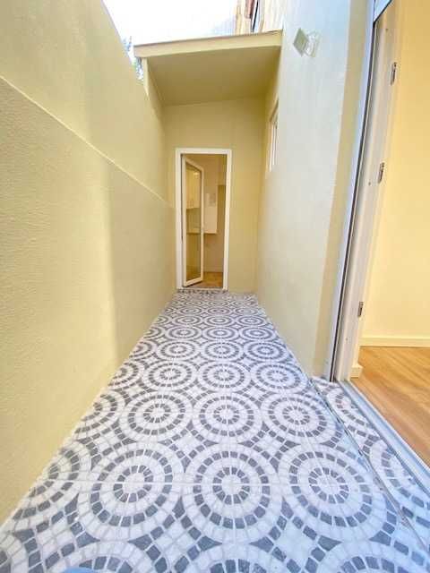 Apartamento T2, com terraço, remodelado, junto ao comboio da Amadora.