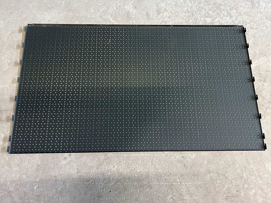 Tylna ścianka perforowana do regałów “Mago” “Tegometal”.