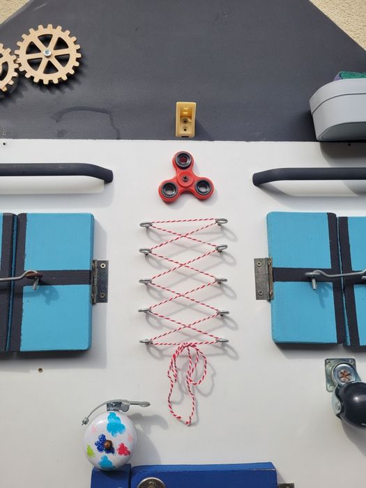 Tablica manipulacyjna sensoryczna Domek