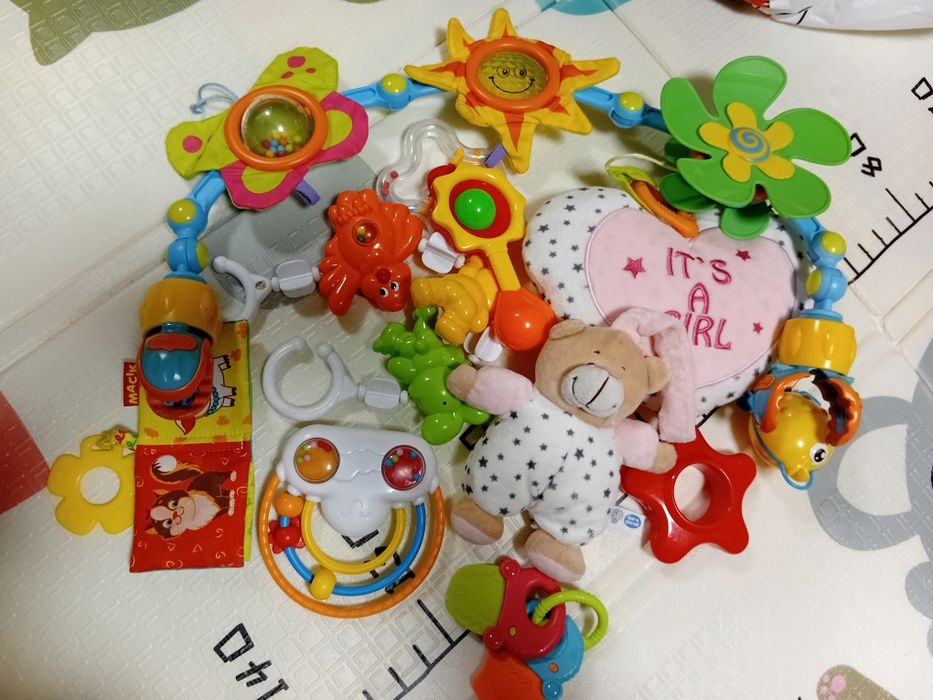 Дитячі іграшки і розвиваючий килимок