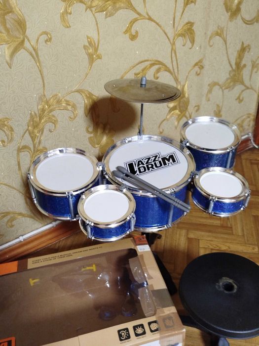 Барабанная установка детская.