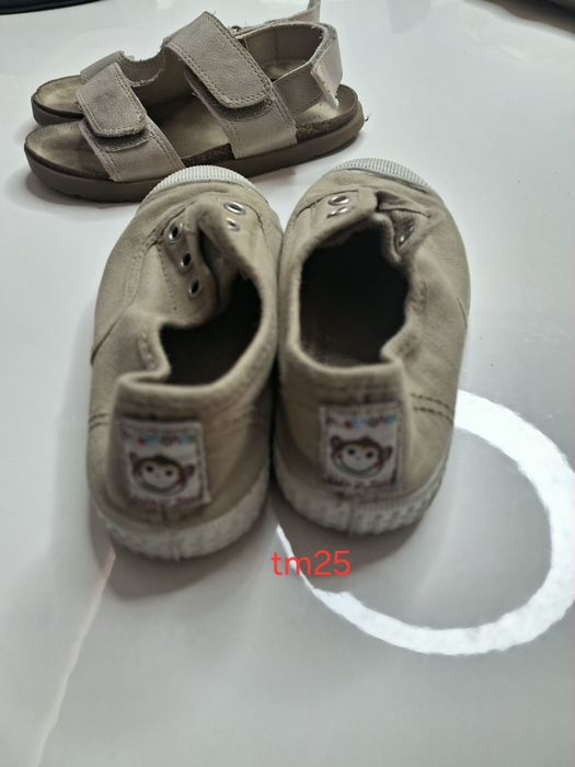 Varios modelos de calçado  de menino