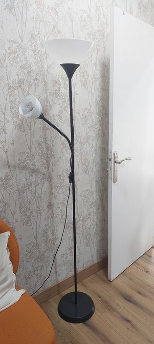 Candieiro de pé com duas lâmpadas.
