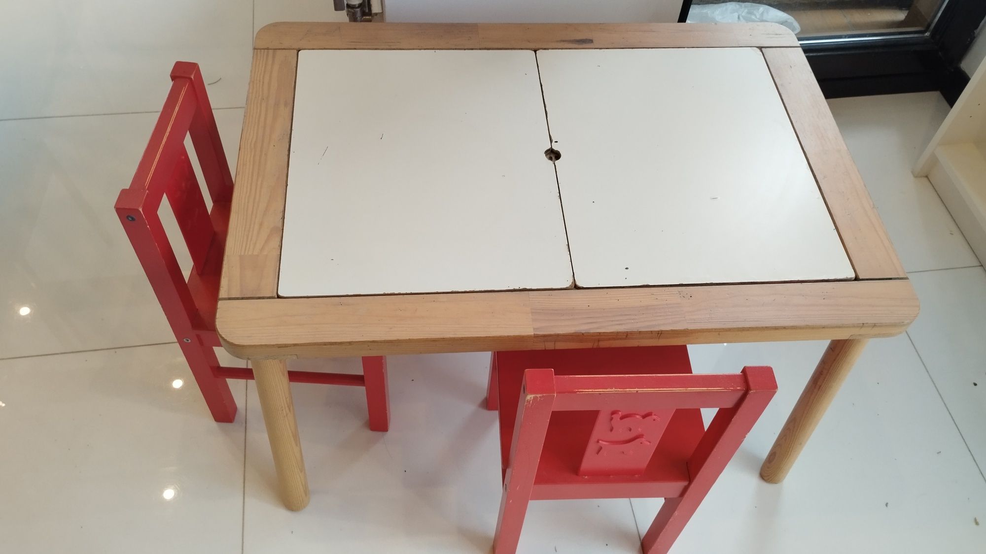 Zestaw IKEA – stolik FLISAT + 2 czerwone krzesła KRITTER + 2 pojemniki