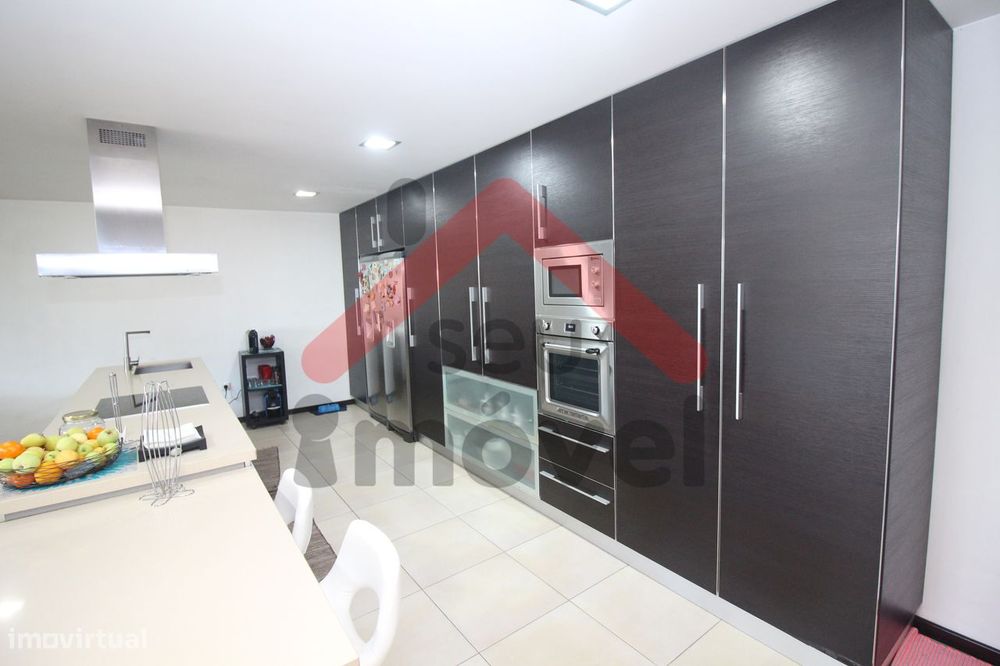 Moradia T3 com 436m2 de área total.
