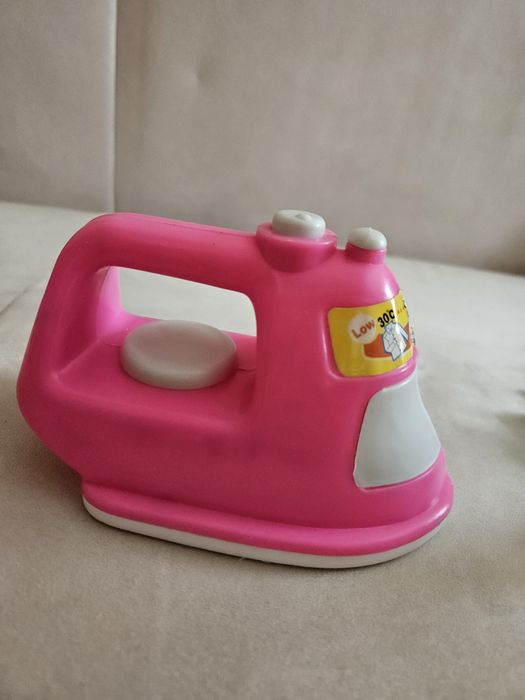 Zabawkowe różowe żelazko