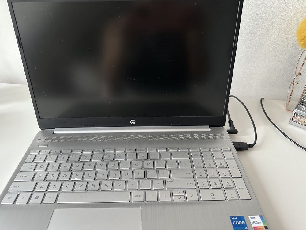 Srebny laptop hp