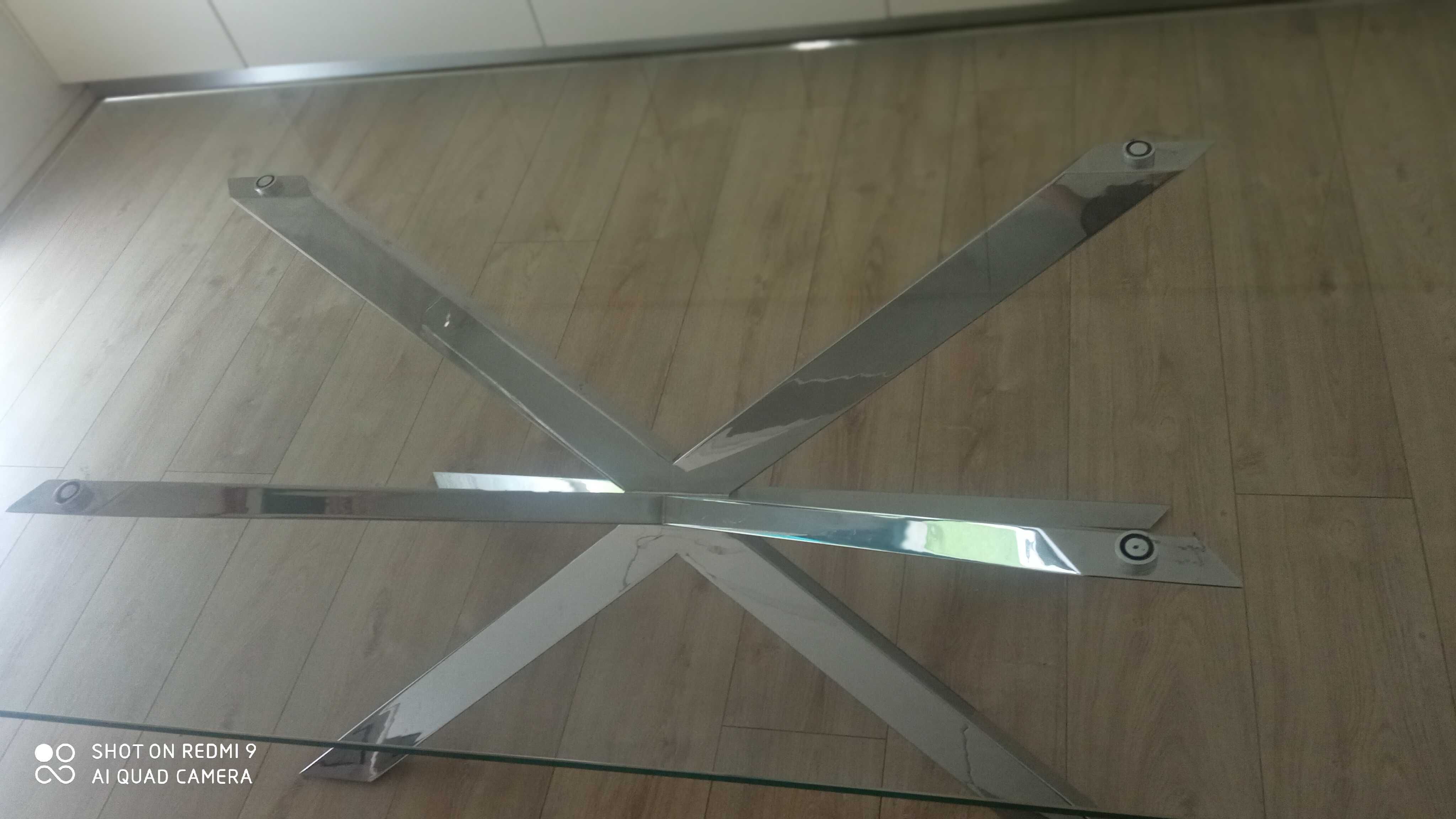 Mesa de vidro com pé em inox