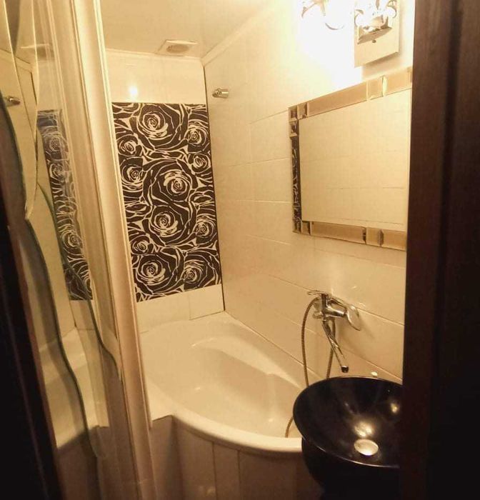 Подiл. метро Контрактова площа  8 хв. пішки. вул.Введенська 6