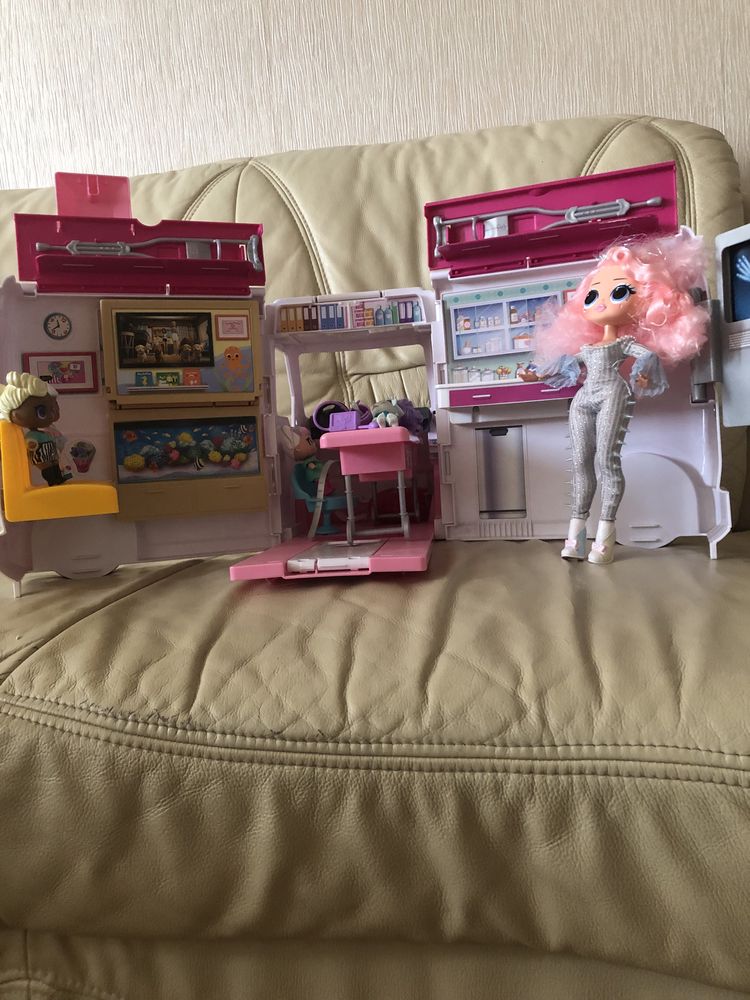 игрушечная машина скорой помощи Barbie Care Clinic.