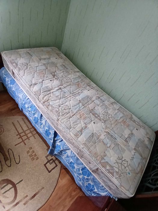 Кровать з матрасом