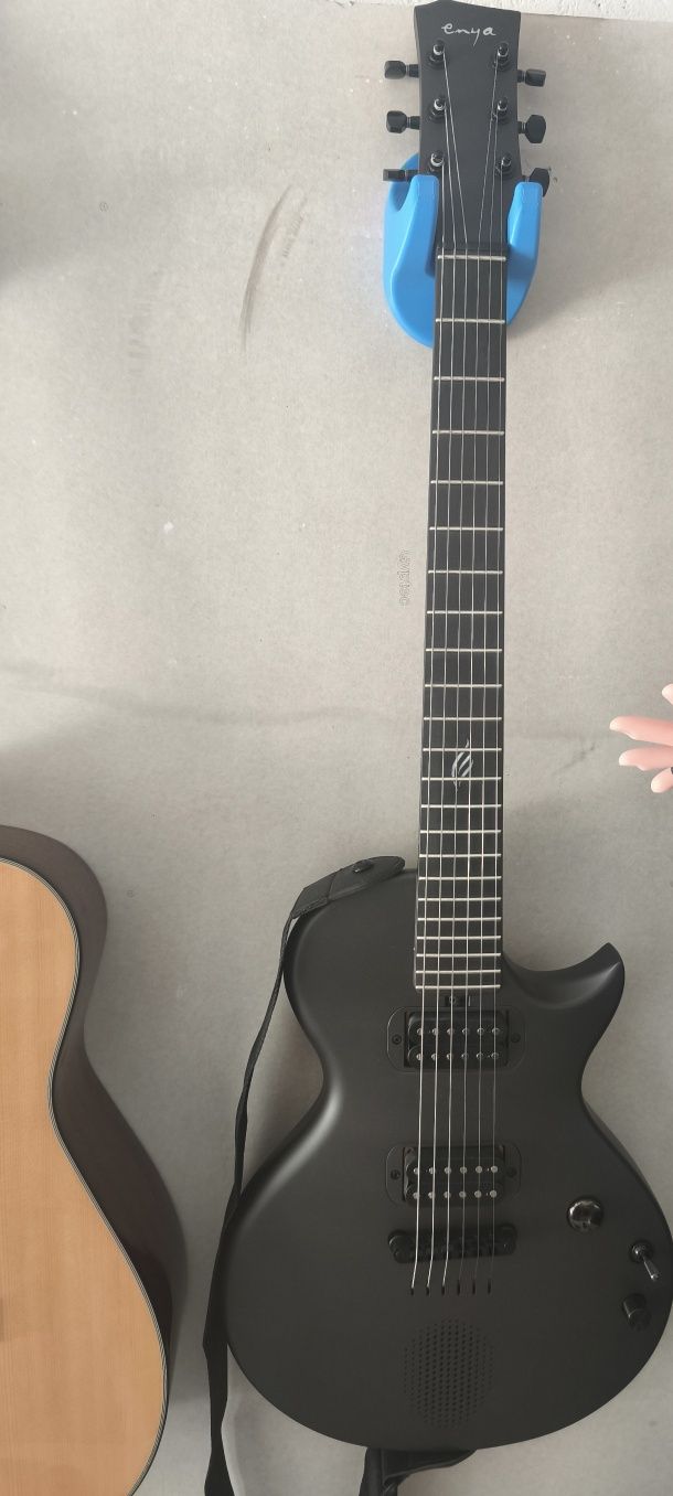 Eyna Smart guitar em fibra de carbono