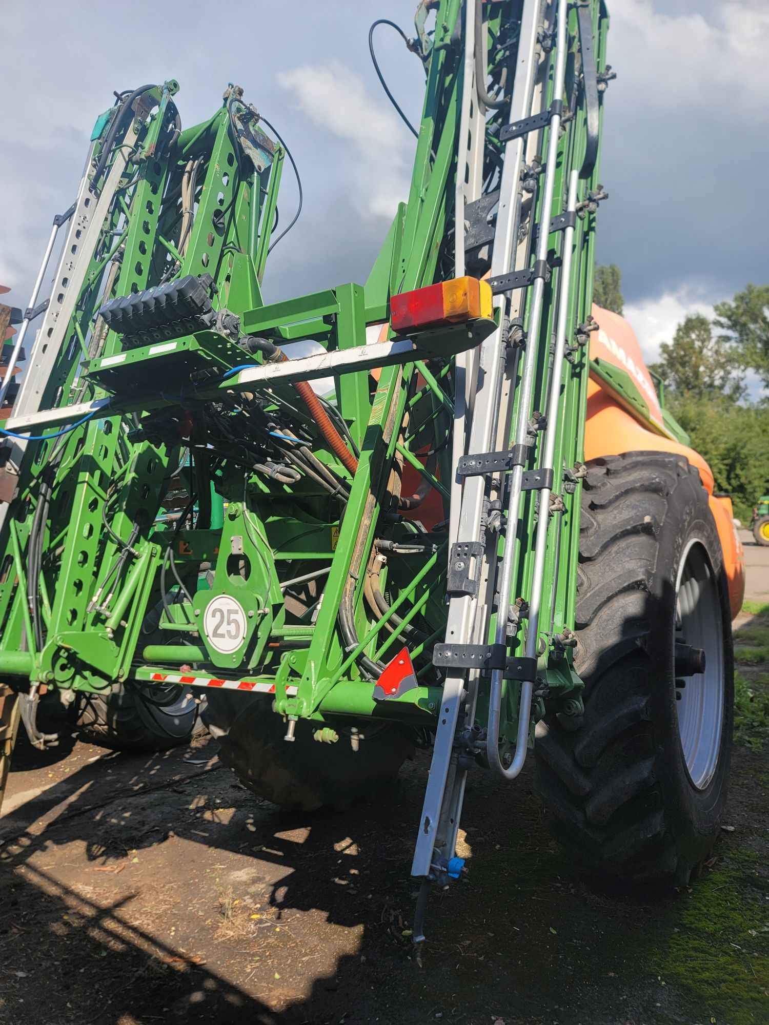 Оприскувач прицепний amazone ux 5200. Терміново