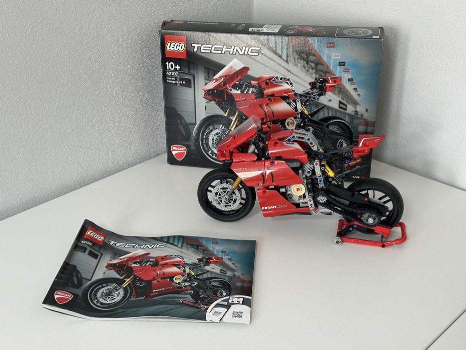 Конструктор LEGO TECHNIC 42107 Ducati Panigale V4 R