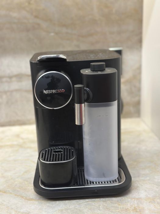 Máquina de Café Nespresso com Depósito de Leite – Excelente Estado