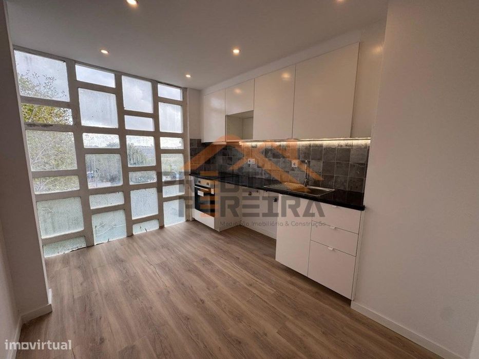 Apartamento T1, situado em Santo António dos Cavaleiros.
