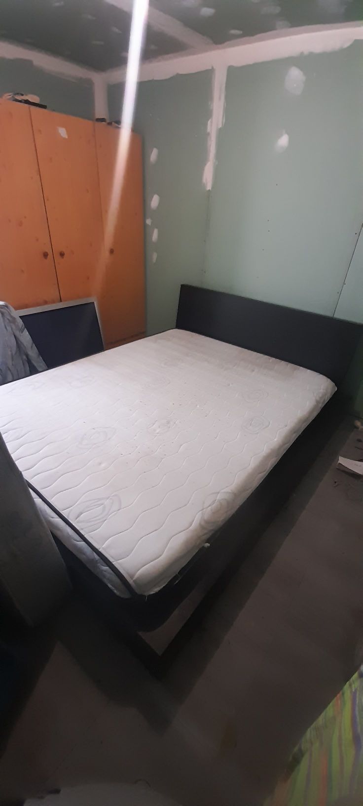 Cama de casal em bom estado