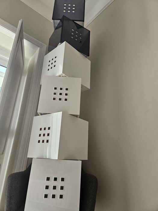 Caixas  pretas IKEA e cadeira cinza